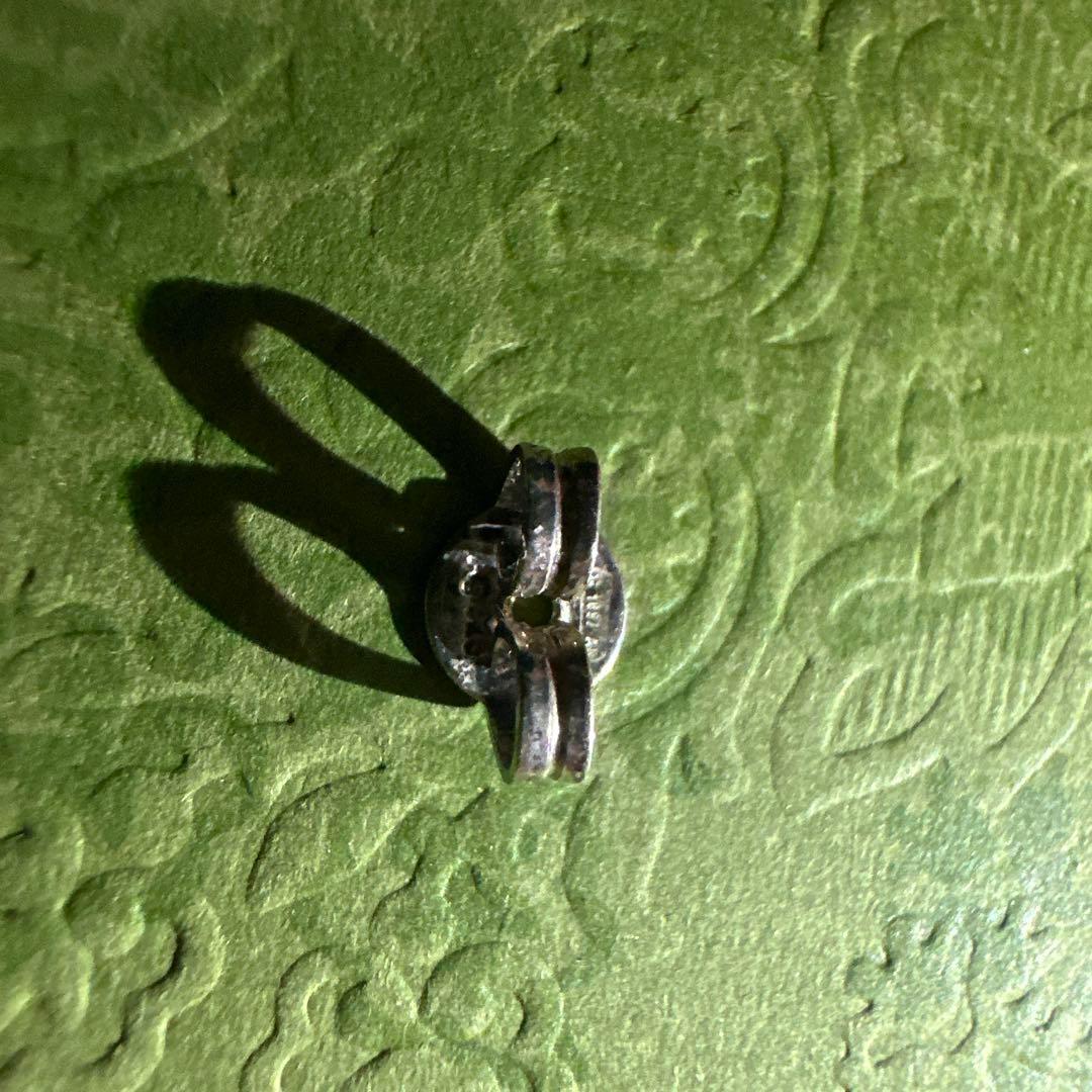 グッチフラワーモチーフピアス片耳　燻加工　メンズ/レディース