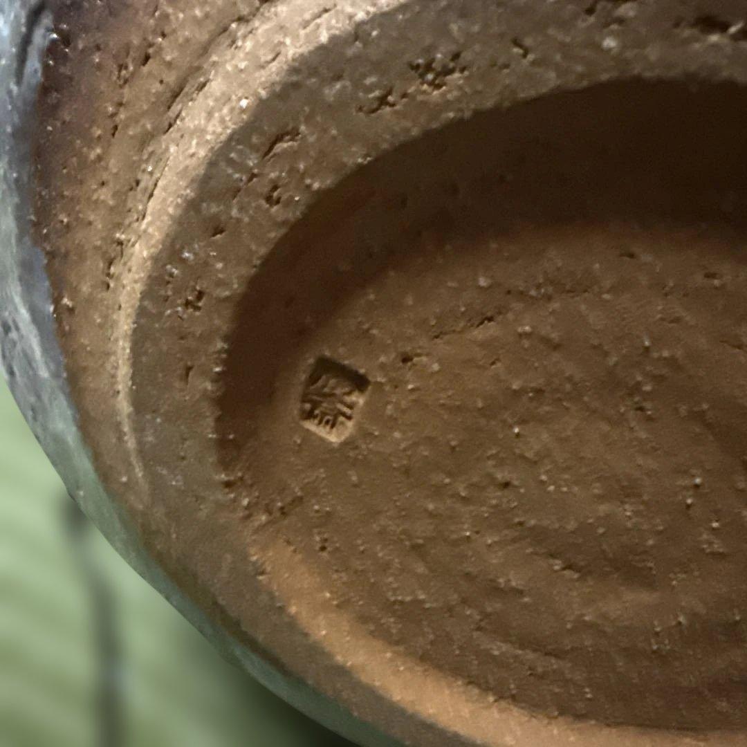 陶器製の丸みを帯びた壺と木箱