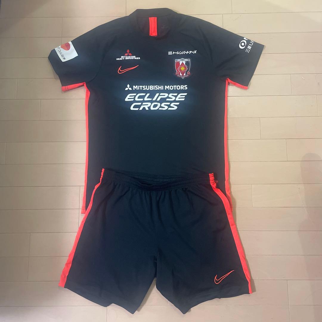 浦和レッズ　トレーニングウエア　上下セット