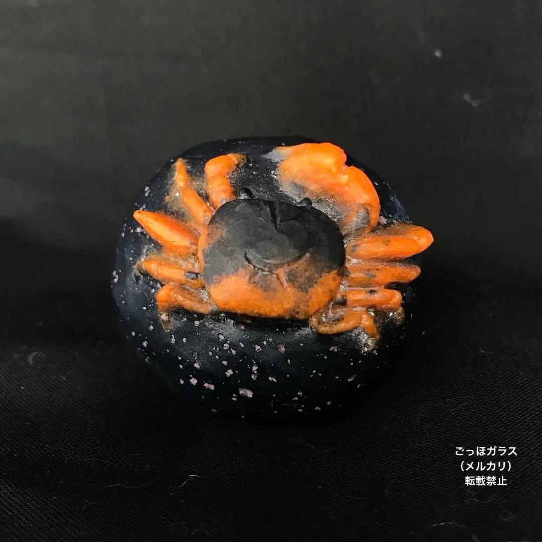 「岩に凝っとする沢蟹」　置物　ペーパーウェイト　パートドヴェール