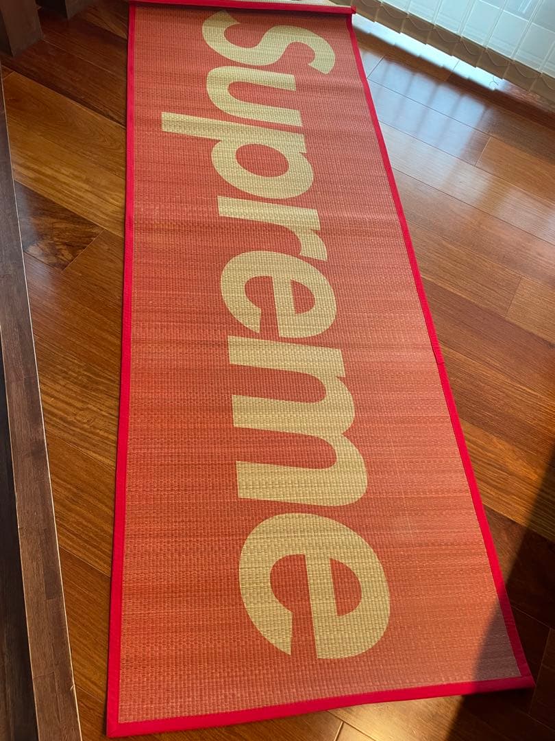 Supreme ロゴ入りマット 赤