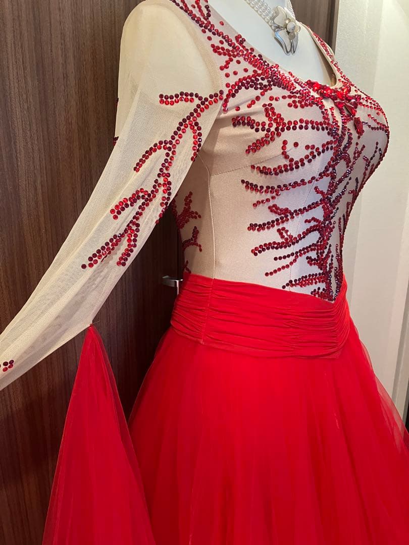 赤いチュールドレス ビーズ刺繍付き