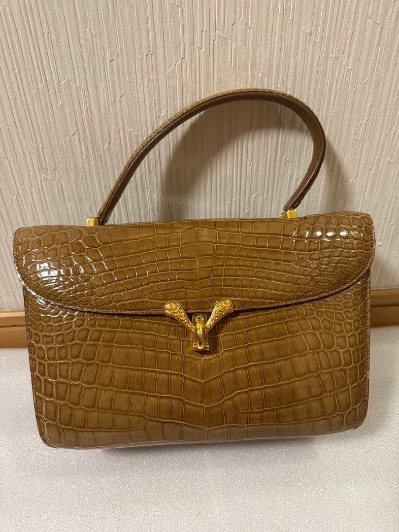 クロコダイル型押しデザインのハンドバッグ