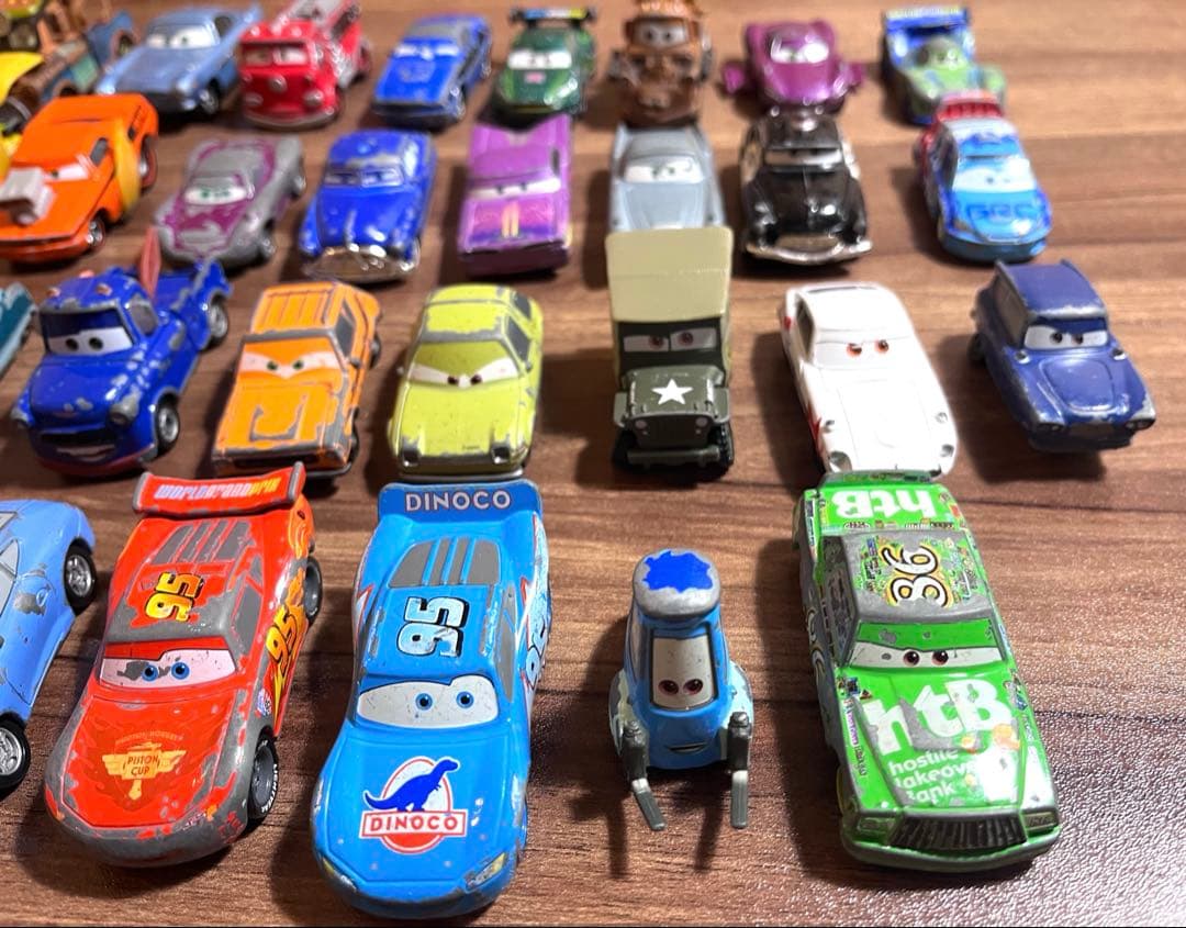 カーズ ミニカー セット 31台。まとめ売り。 レース兼収納ケース付き。