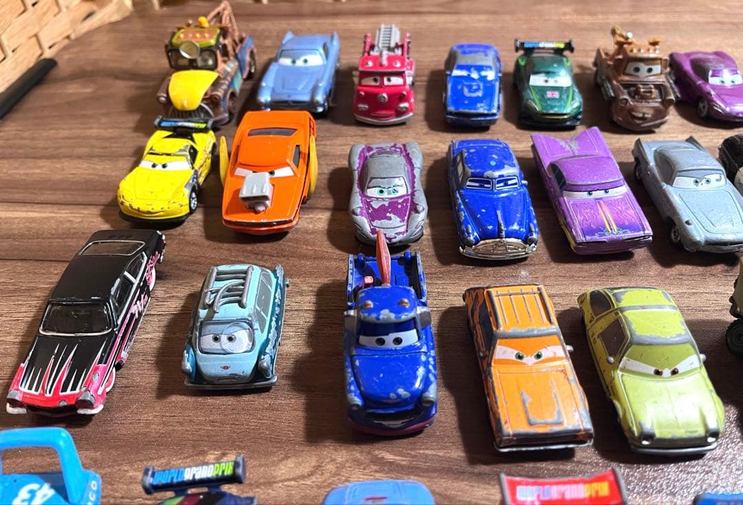 カーズ ミニカー セット 31台。まとめ売り。 レース兼収納ケース付き。