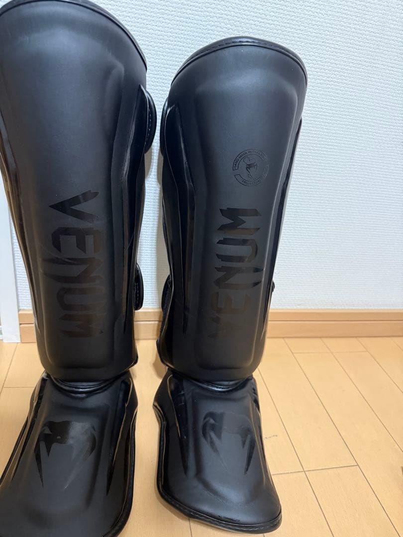 Venum ブラック レガースLサイズ