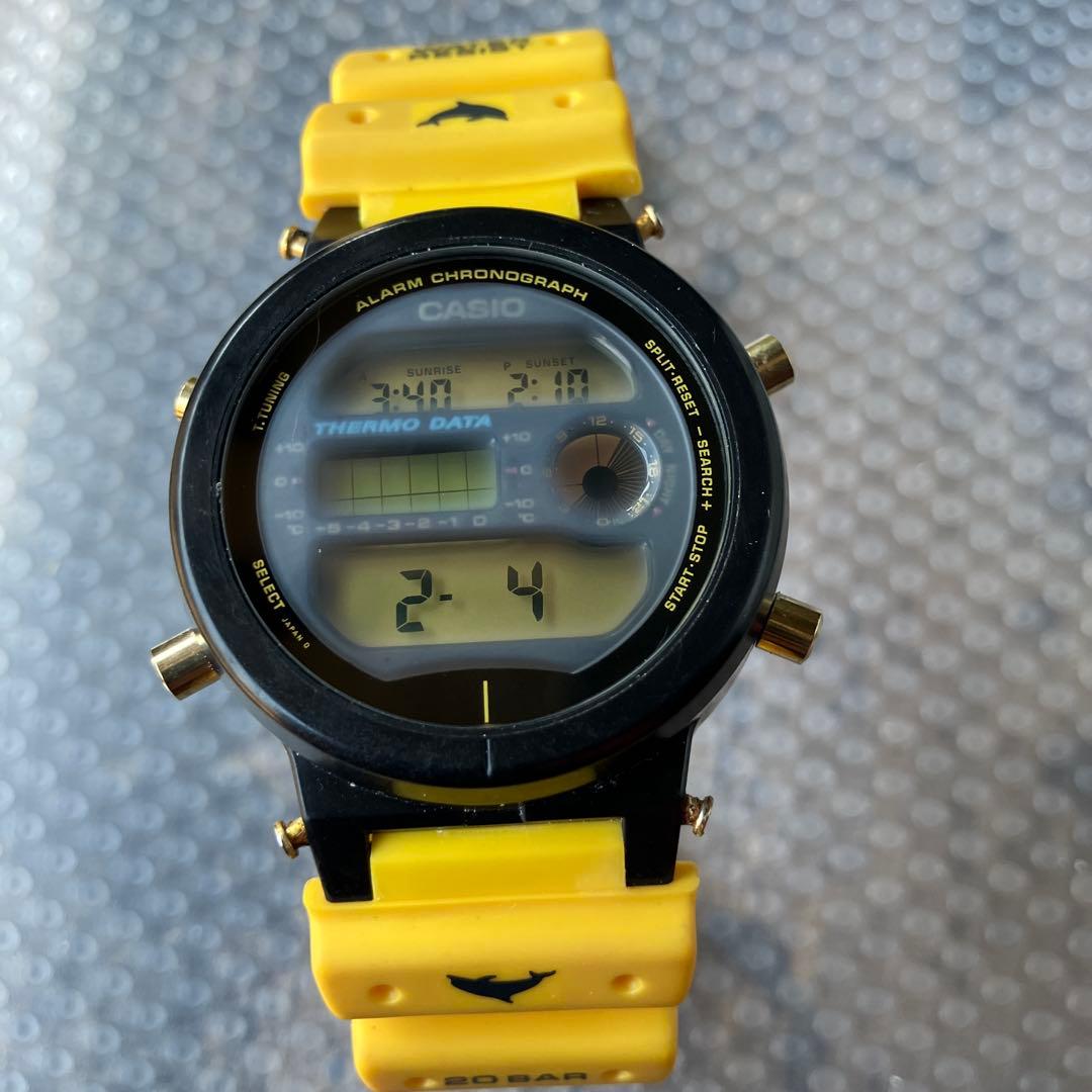 CASIO デジタル腕時計 イルカクジラ ブラック/イエロー 20BAR