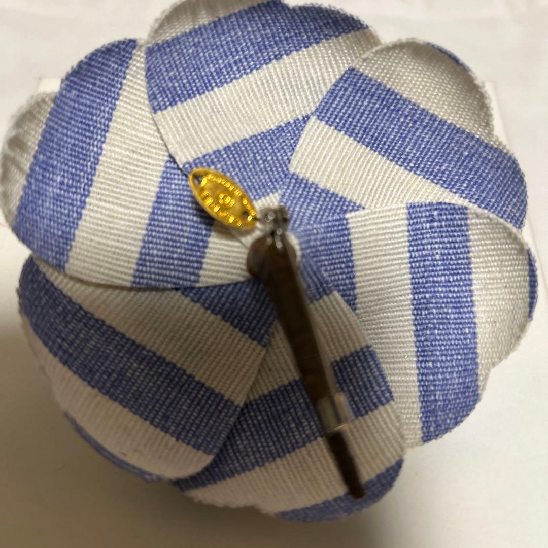 新品　未使用　CHANEL 花形ブローチ 青と白のストライプ