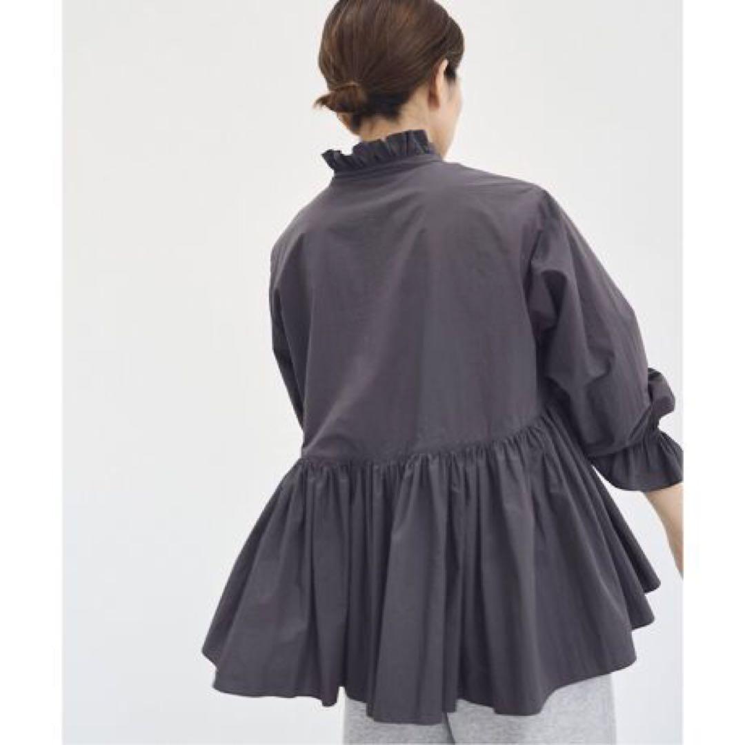 美品 IENAイエナ ライトタフタショートギャザーブラウス チャコールグレー