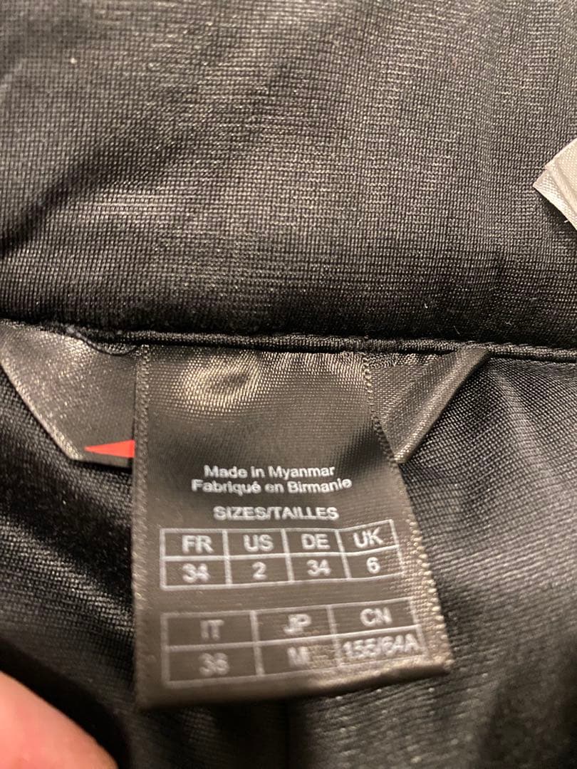 これはフランス発祥のアルパインブランド「Millet）のスノーウェアです。