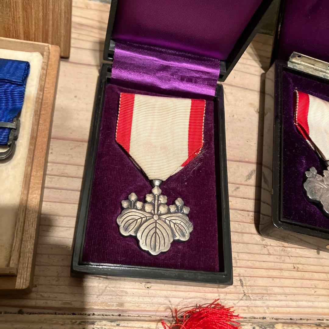 古*ン様 勲章まとめ 勲章 徽章 記章 バッジ 記念章勲章 勲八等白色桐葉章 詳