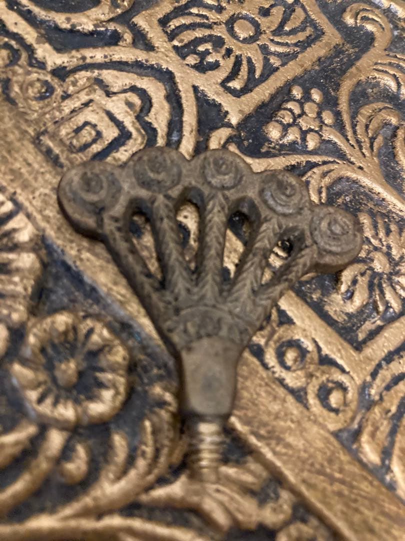 ブラス、真鍮製 孔雀の彫刻