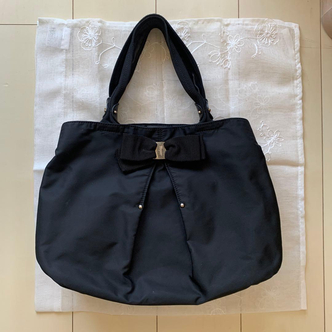 フェラガモ　リボン付きブラックナイロンバッグ