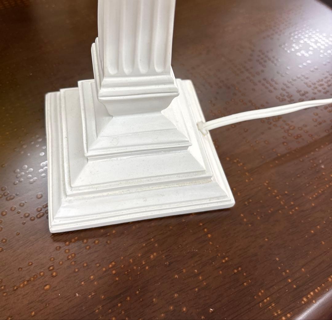 ローラアシュレイのプリーツシェード付きテーブルランプ