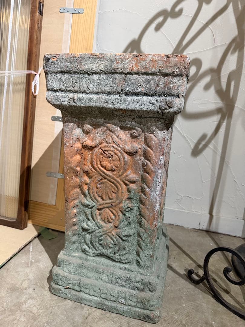 装飾が素敵な大きなアンティーク風プランター