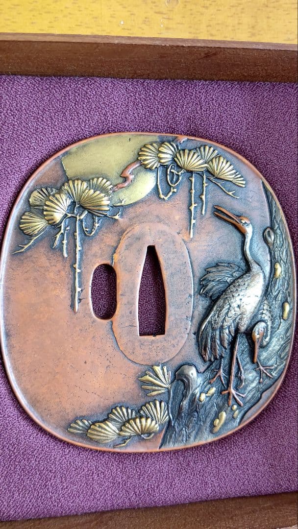 大型鐔 素銅地 竪丸型 高彫 金銀色絵象嵌、上桐箱、座布団付