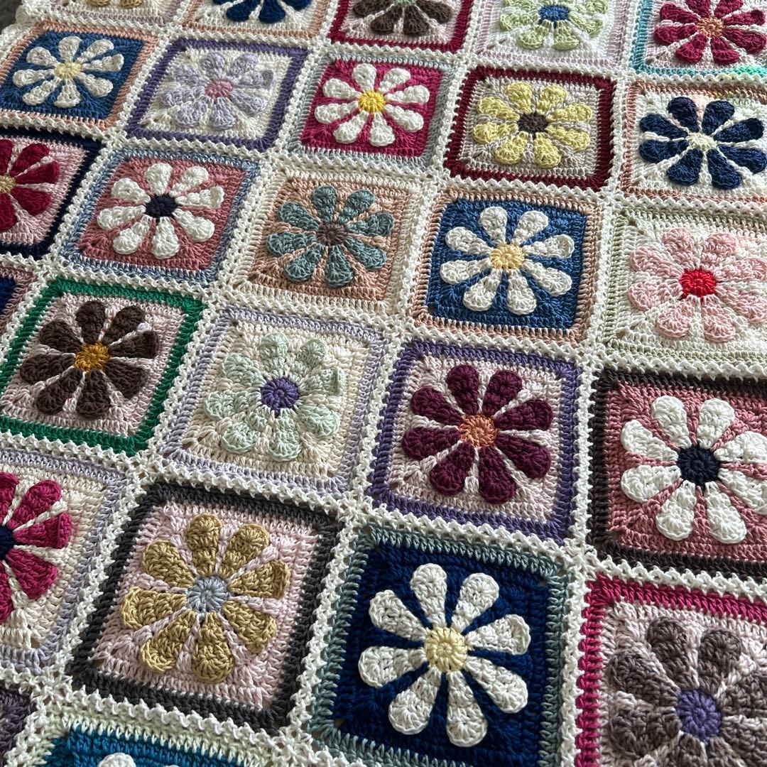 お花のモチーフ編み マルチカバー カラフルな花柄のグラニースクエアブランケット