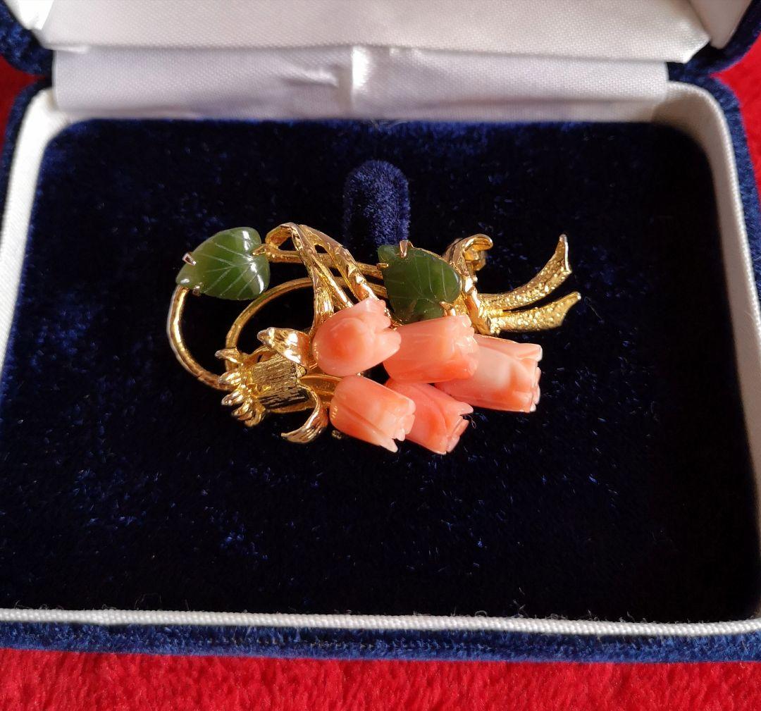 ビンテージ ブローチ 美品 ピンク珊瑚 翡翠 彫刻 チューリップ モチーフ