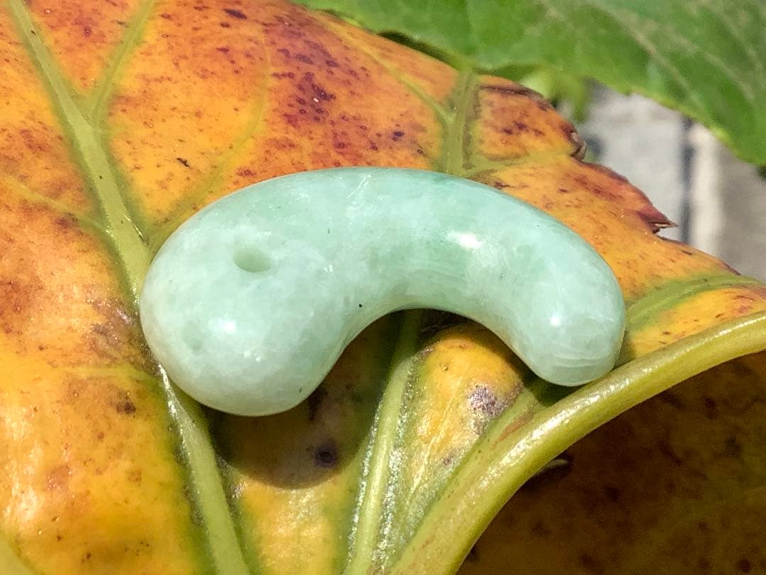 自信の安価お値段‼️自信の品質‼️ 糸魚川翡翠*緑*人気の平塚古墳型勾玉　鑑別書付‼️