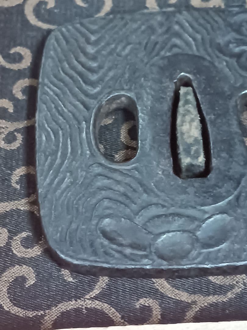 鍔　刀鍔　四角鍔　梅山水　鉄地　木箱付き