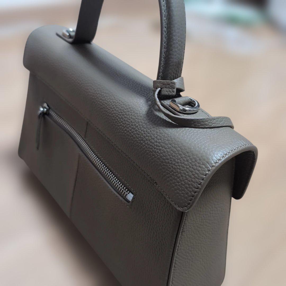 カフネ　グレージュのバッグ