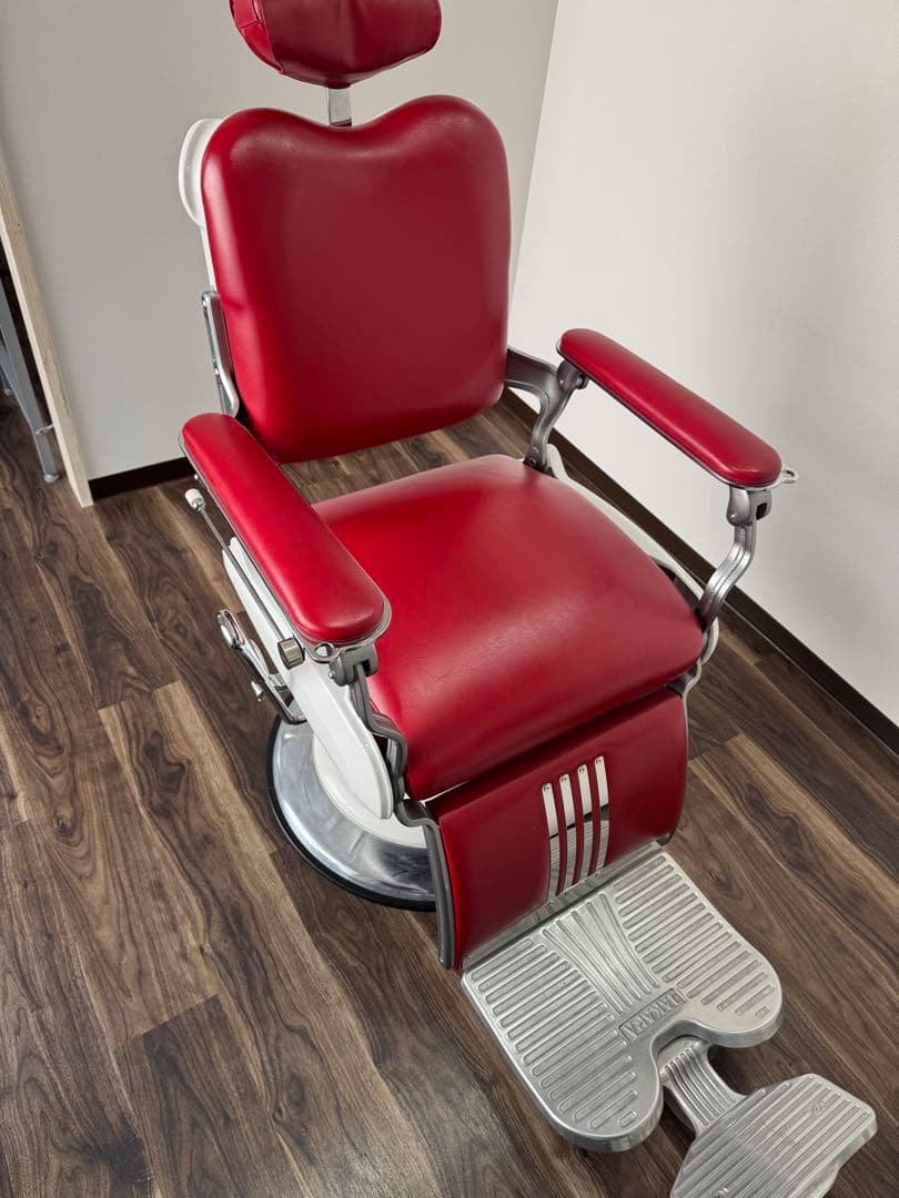 ド*ん様 引き取りタカラベルモント理容椅子 赤 ビンテージ 昇降可 美品 バーバ