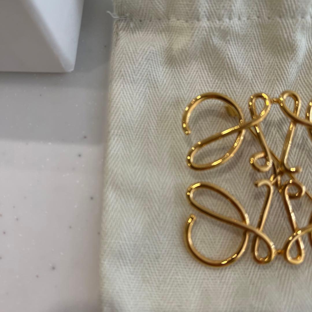 LOEWE ゴールドリボンブローチ　ロエベ　ブローチ