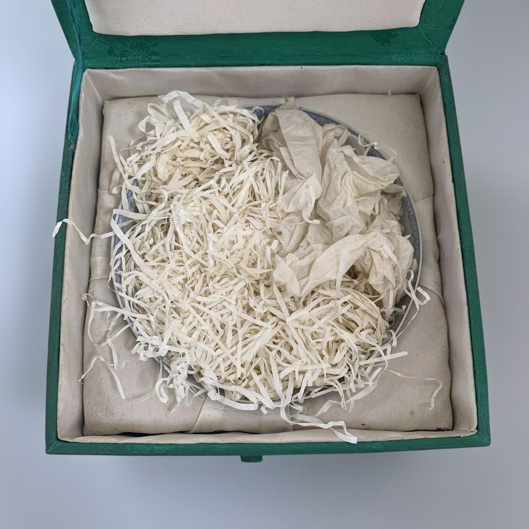 【箱付き】青白磁の女性人物画　中椀