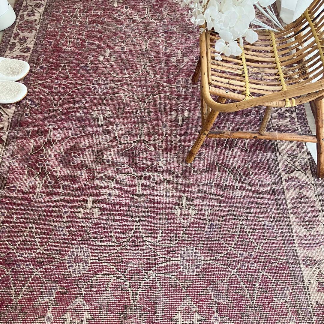 レッドパープル✳︎114×204✳︎ 囲みフラワー　ミルキー　トルコヴィンテージラグ