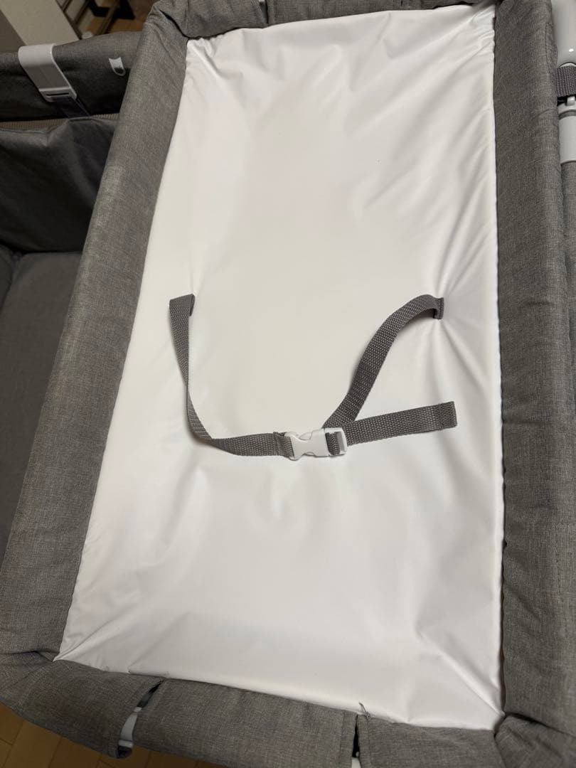 グレー ベビーベッド 取り外し可能シート付き