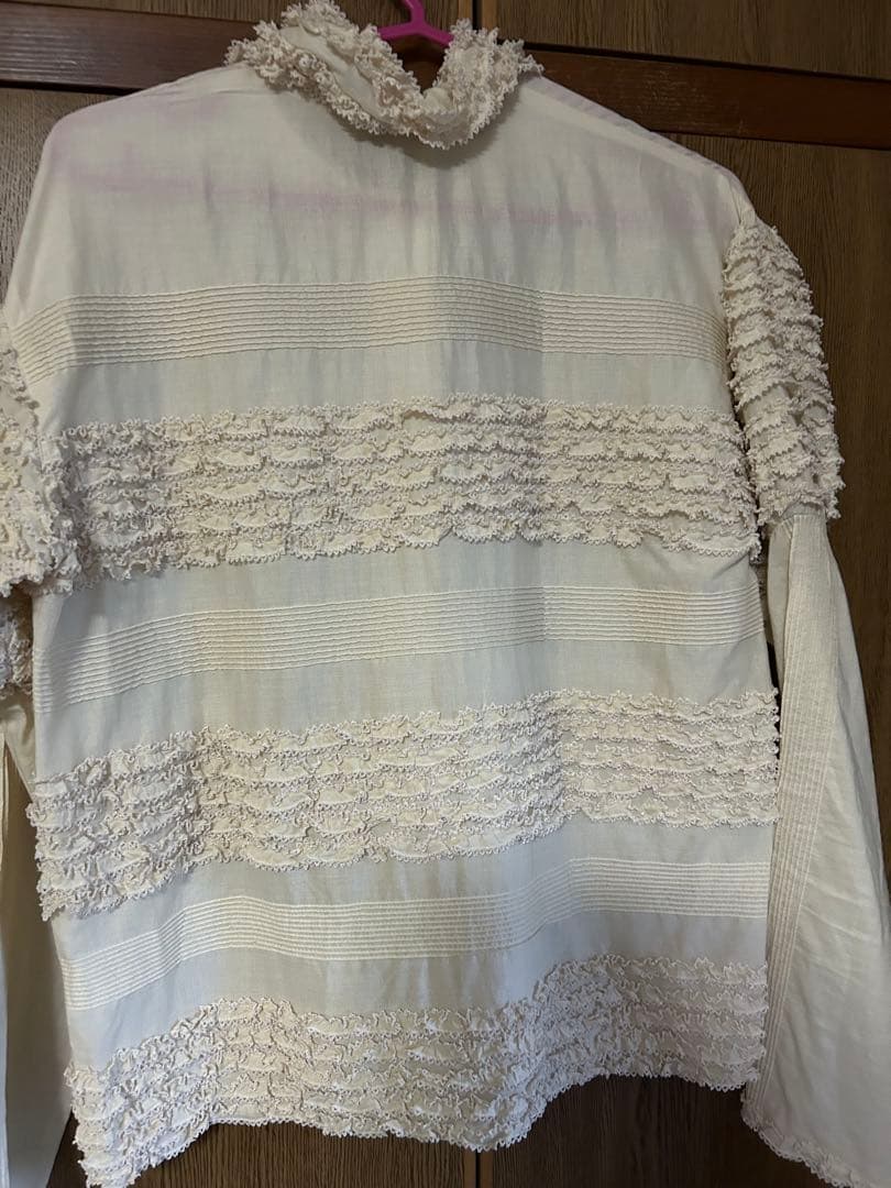 ワンダフルワールドのキナリ豪華なブラウスです。