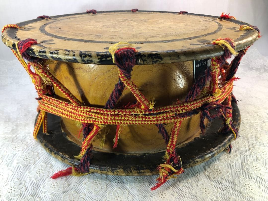 中型和太鼓 伝統的な編み込み装飾