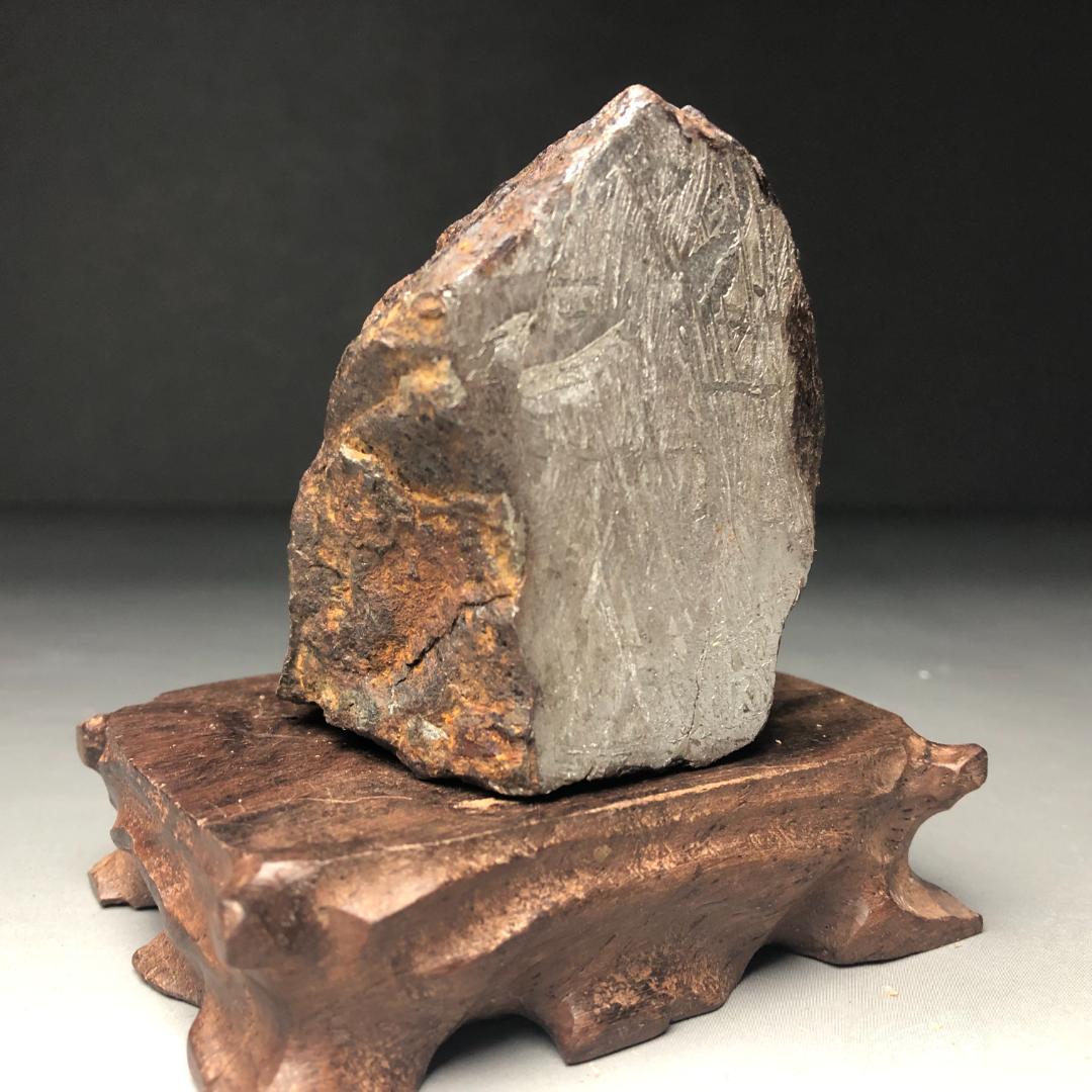 アルタイ隕石　大型隕石 鉄隕石　外皮付き隕石　ナチュラル　原石　重さ約833ｇ