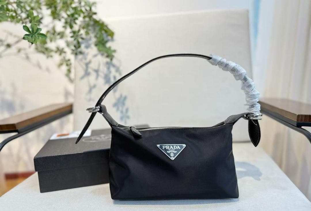 PRADA ブラックレザートートバッグ