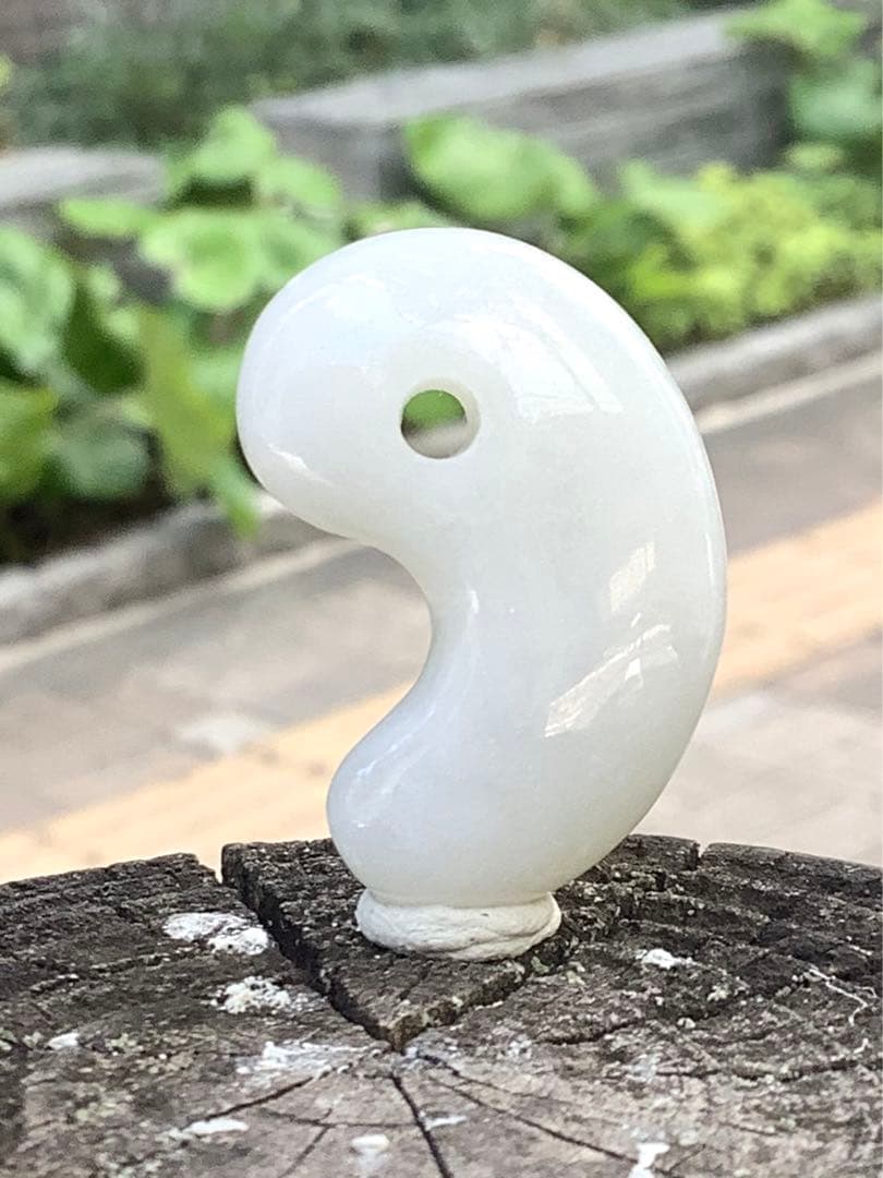 ✳60万円以上間違い無し‼️卸し糸魚川翡翠勾玉　お守り守護石に　鑑別書取得極上品‼️