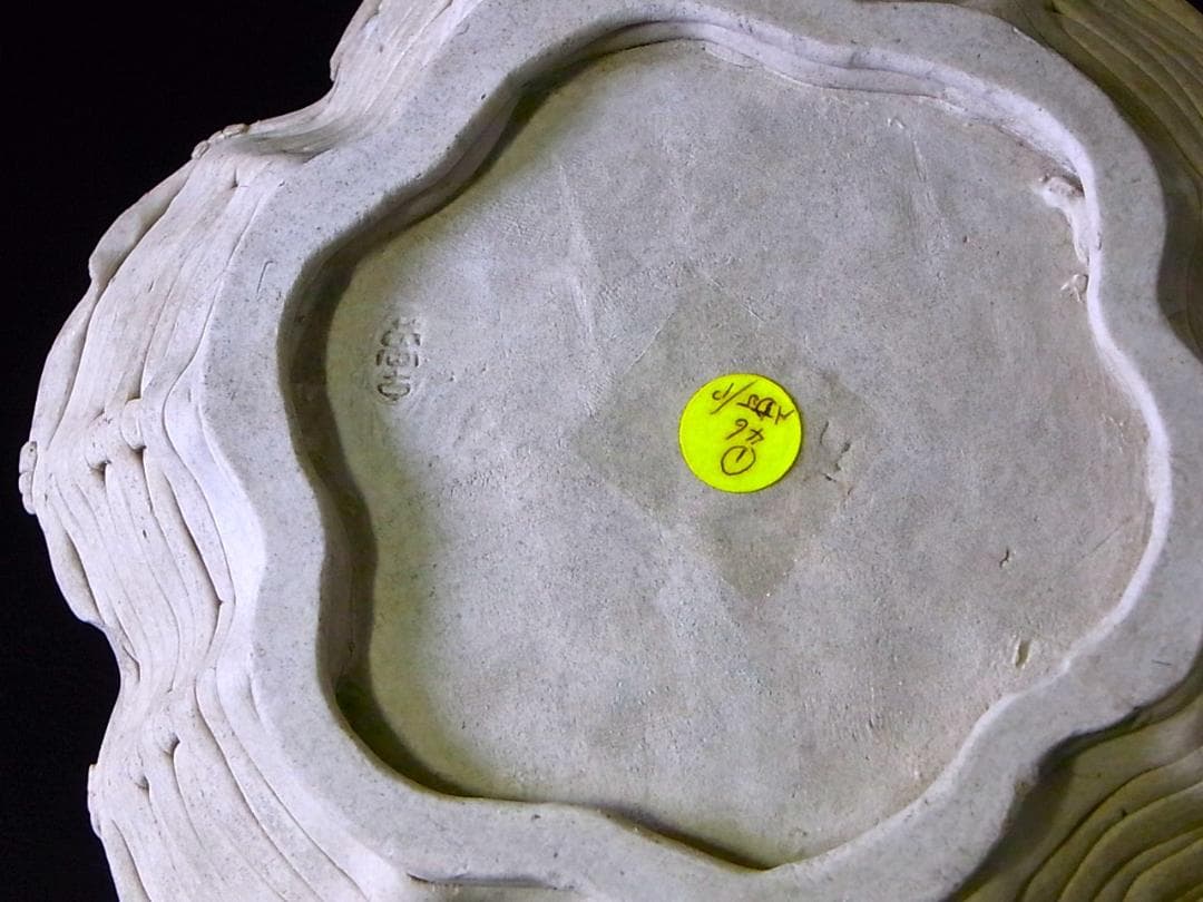 【 E919 】 素晴らしき超名品　明治期萬古焼上手作品　陽刻番の鶴文飾り皿