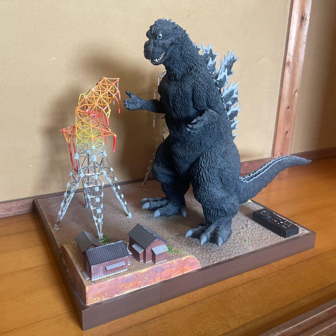ジャンク品　ゴジラをつくる