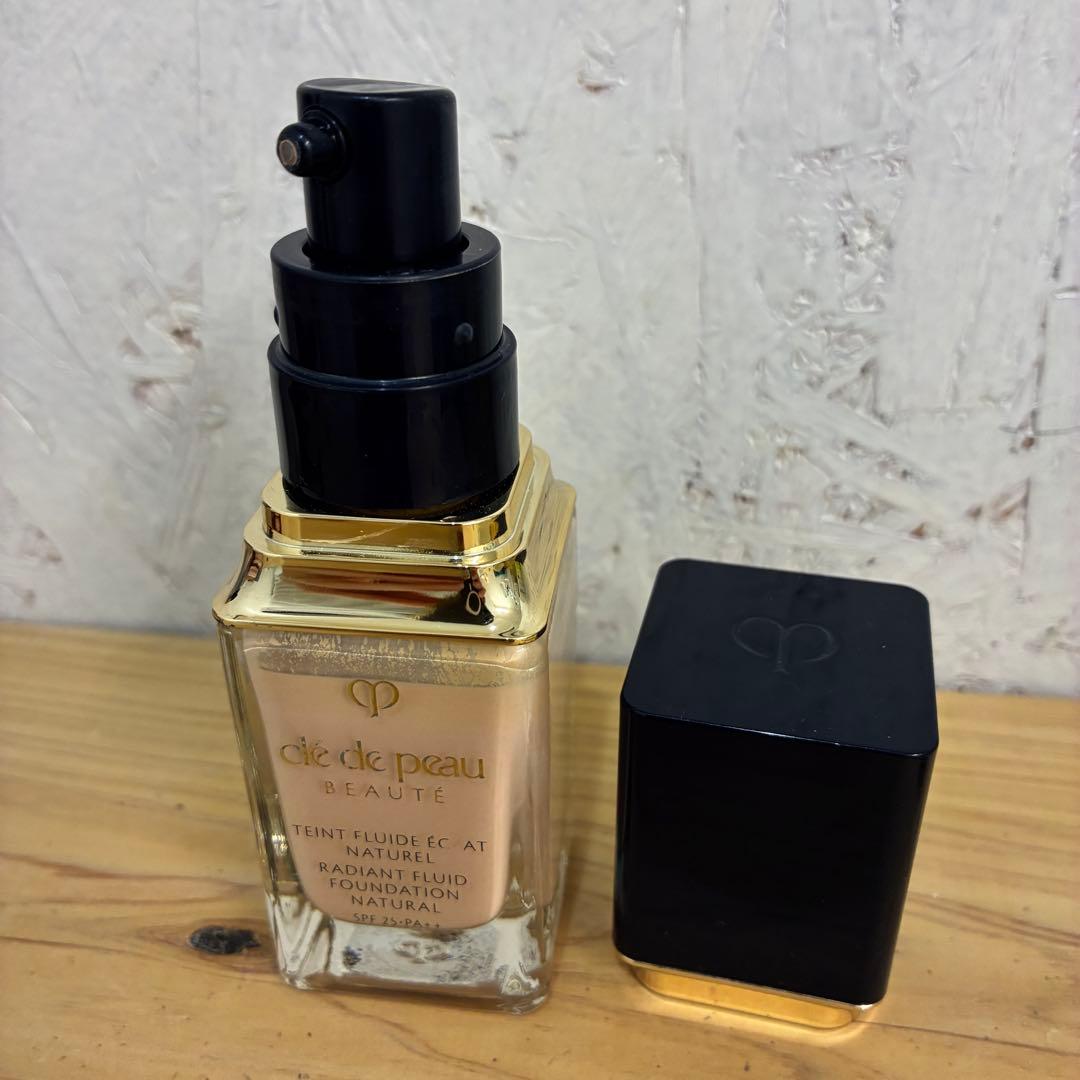 クレ・ド・ポー ボーテ タンフリュイドエクラ ナチュレル　オークル10 リキッド