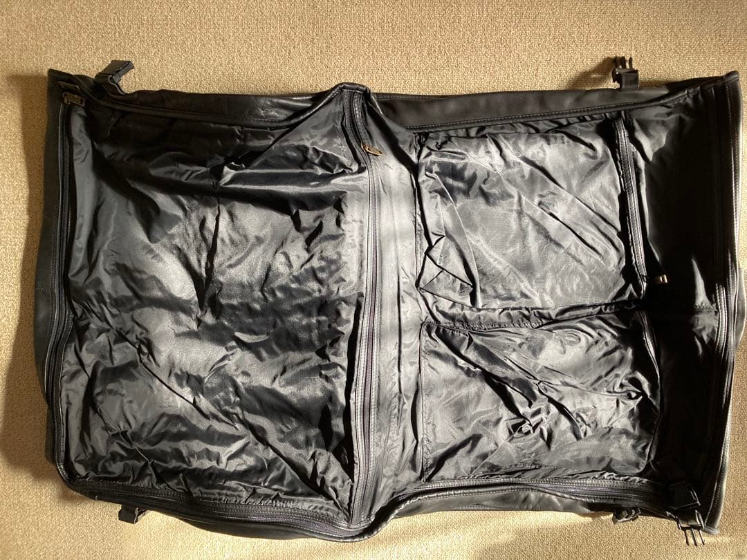 レザーのガーメントバッグ