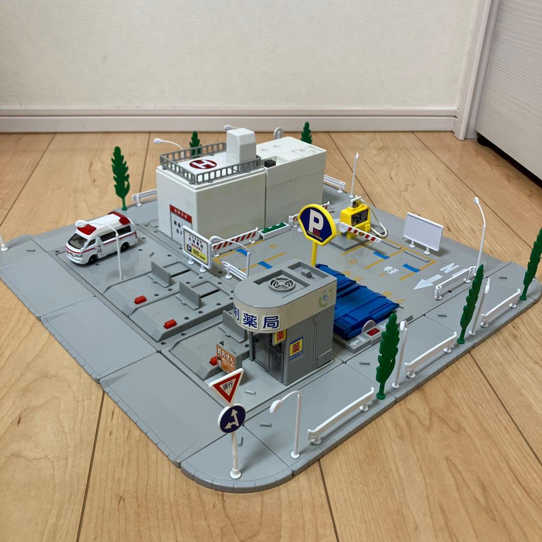 トミカタウン 病院 駐車場　薬局　トミカ