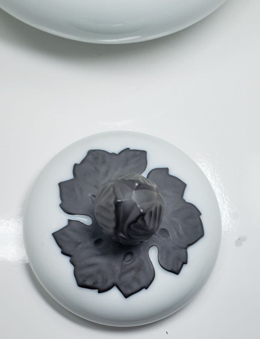 深川製磁 金彩薔薇彫刻方型蓋物 【飛翔】 箱入美品 創業100周年記念品 陶箱