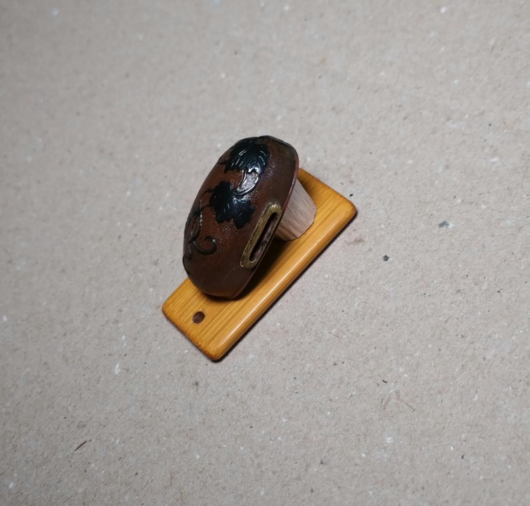 頭 (赤銅地・蔦の図高彫り)