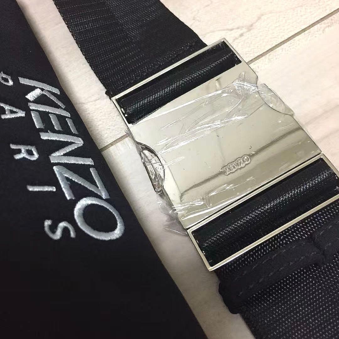 KENZO 虎の刺繍が印象的なグレーのナイロンショルダーバッグ