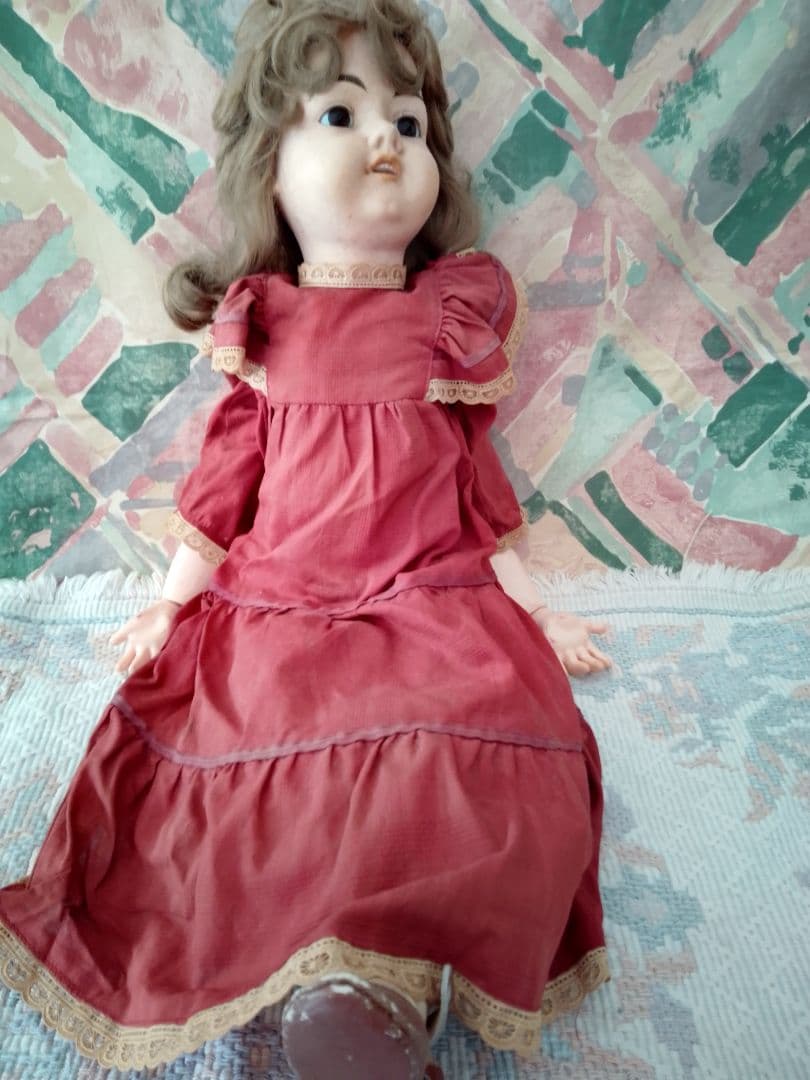 外国製アンティークドール 赤いドレス 金髪長身55cm椅子付き