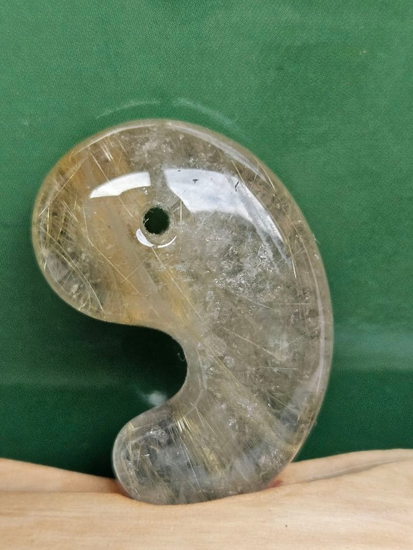 ゴールデン ルチル Q 勾玉