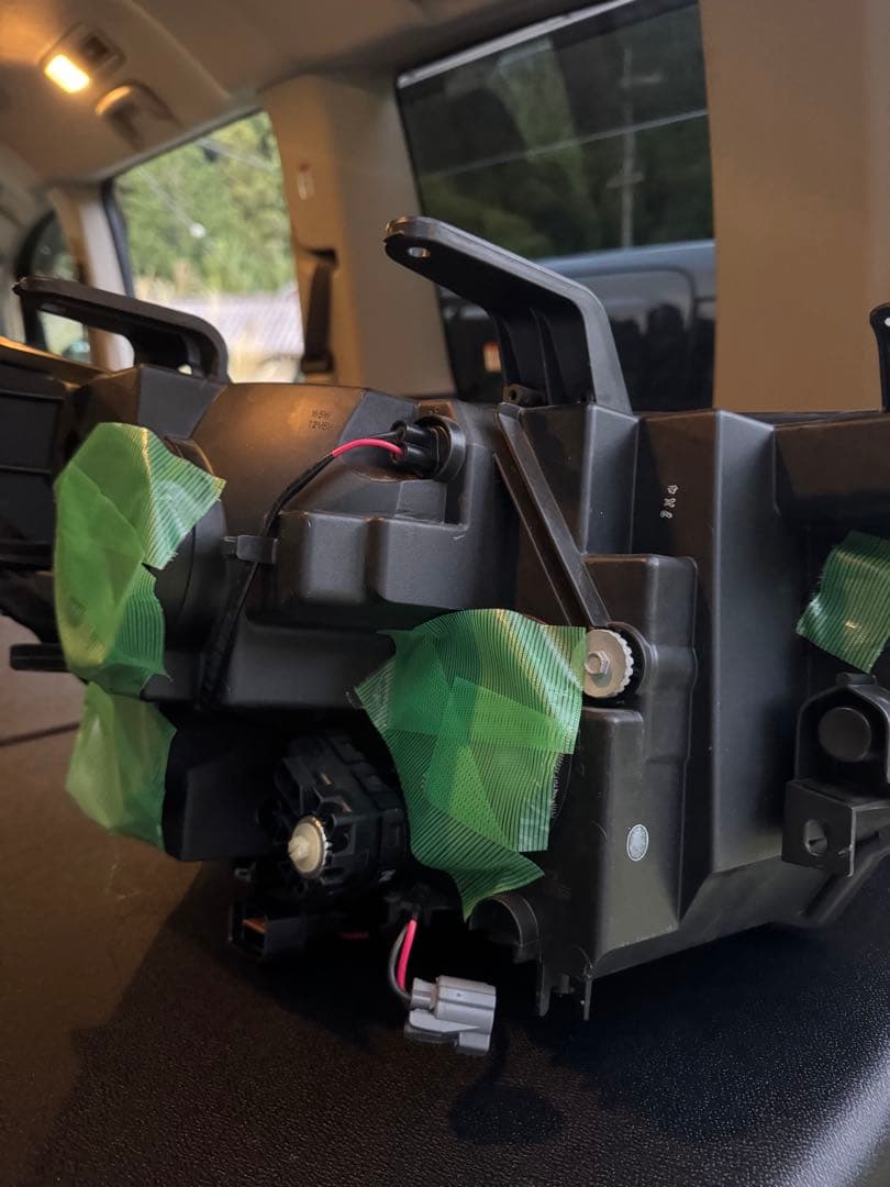 デリカ　D5 純正ヘッドライト　バラスト付き。 未使用。新車外し。