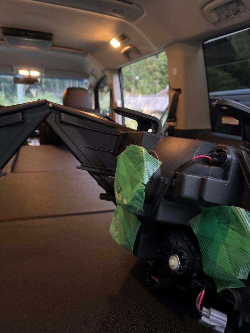 デリカ　D5 純正ヘッドライト　バラスト付き。 未使用。新車外し。