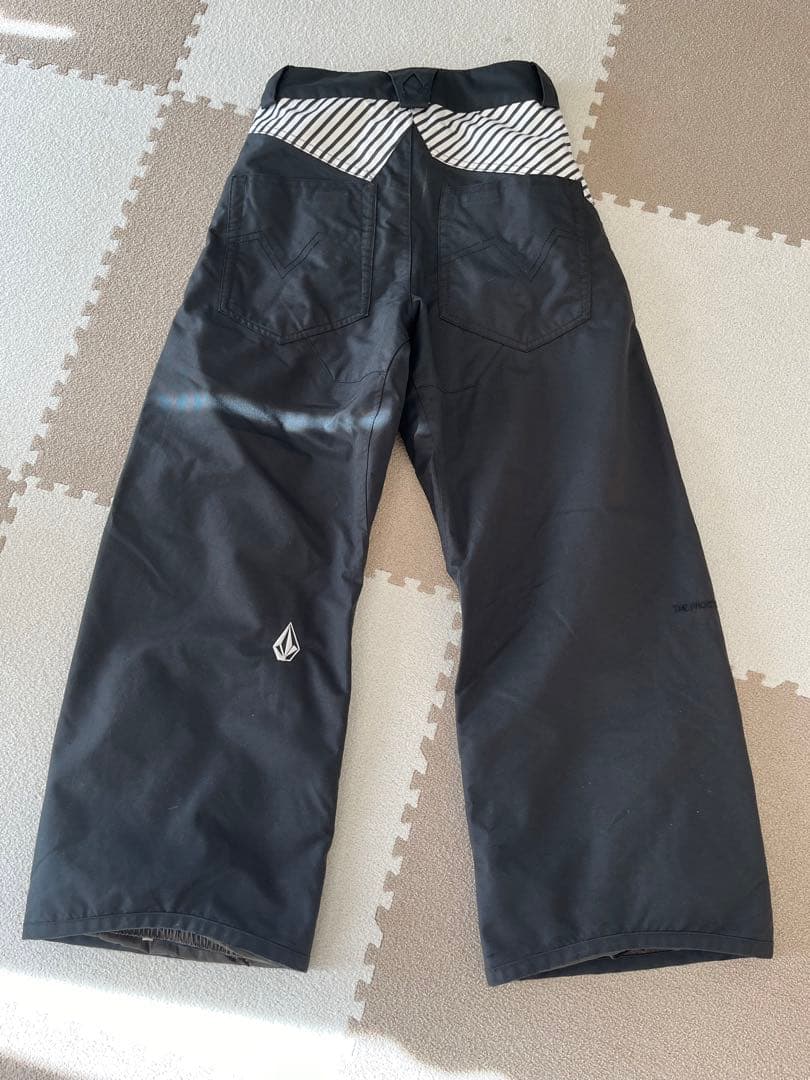 VOLCOM★赤、黒 スノーボードウエアーS子供用 上下セット