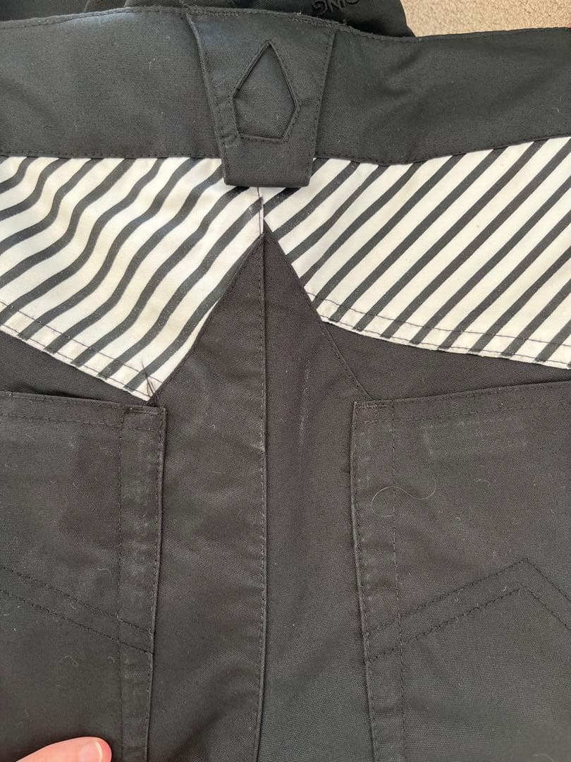 VOLCOM★赤、黒 スノーボードウエアーS子供用 上下セット