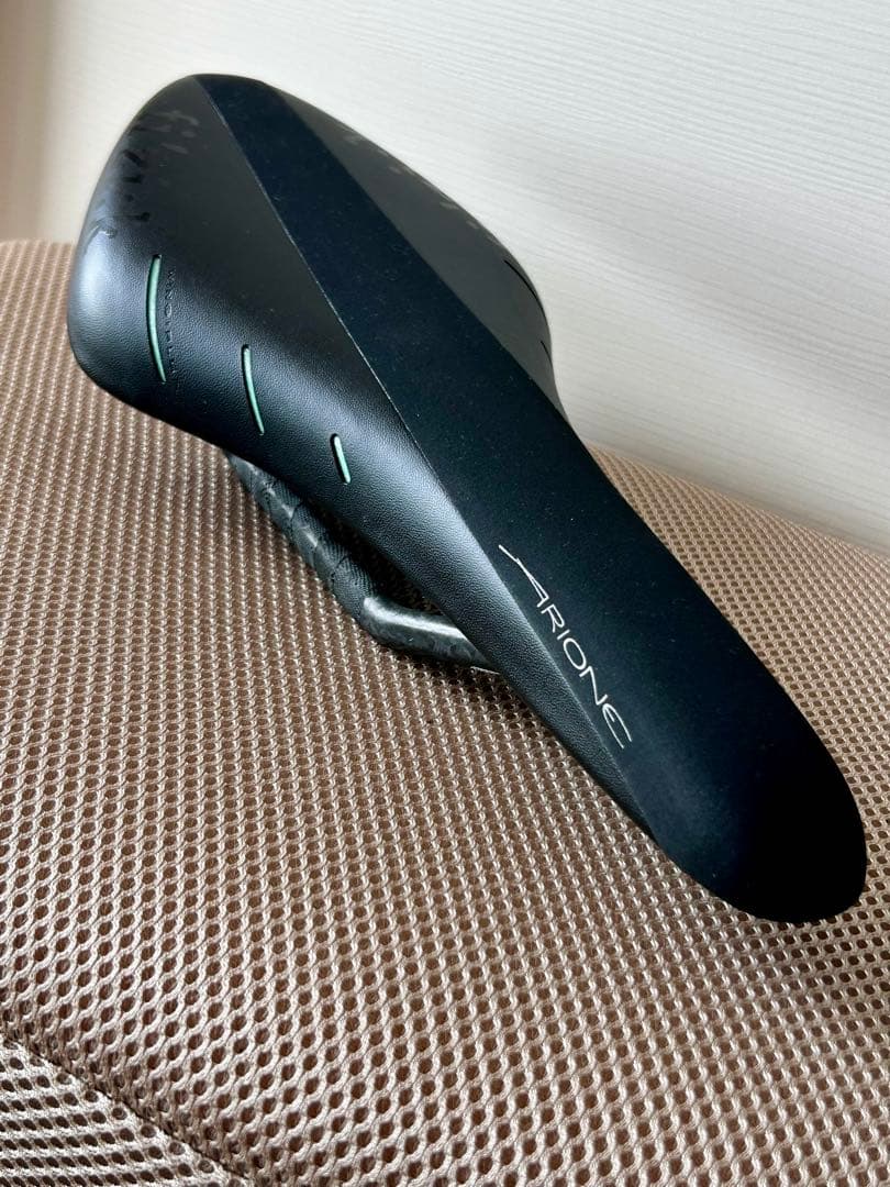 Fizik ARIONE R1フィジーク カーボンレール サドル チェレステ